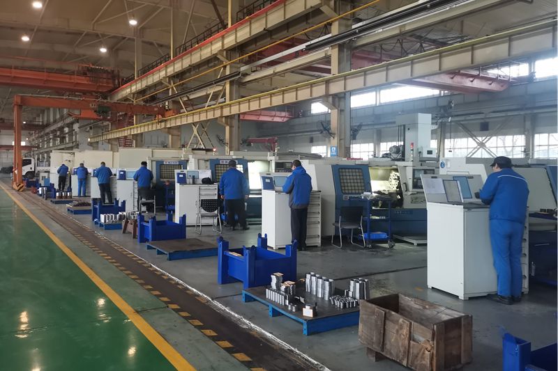 3、機(jī)加工車間數(shù)控車床班組全體員工早早進(jìn)入工作狀態(tài).jpg